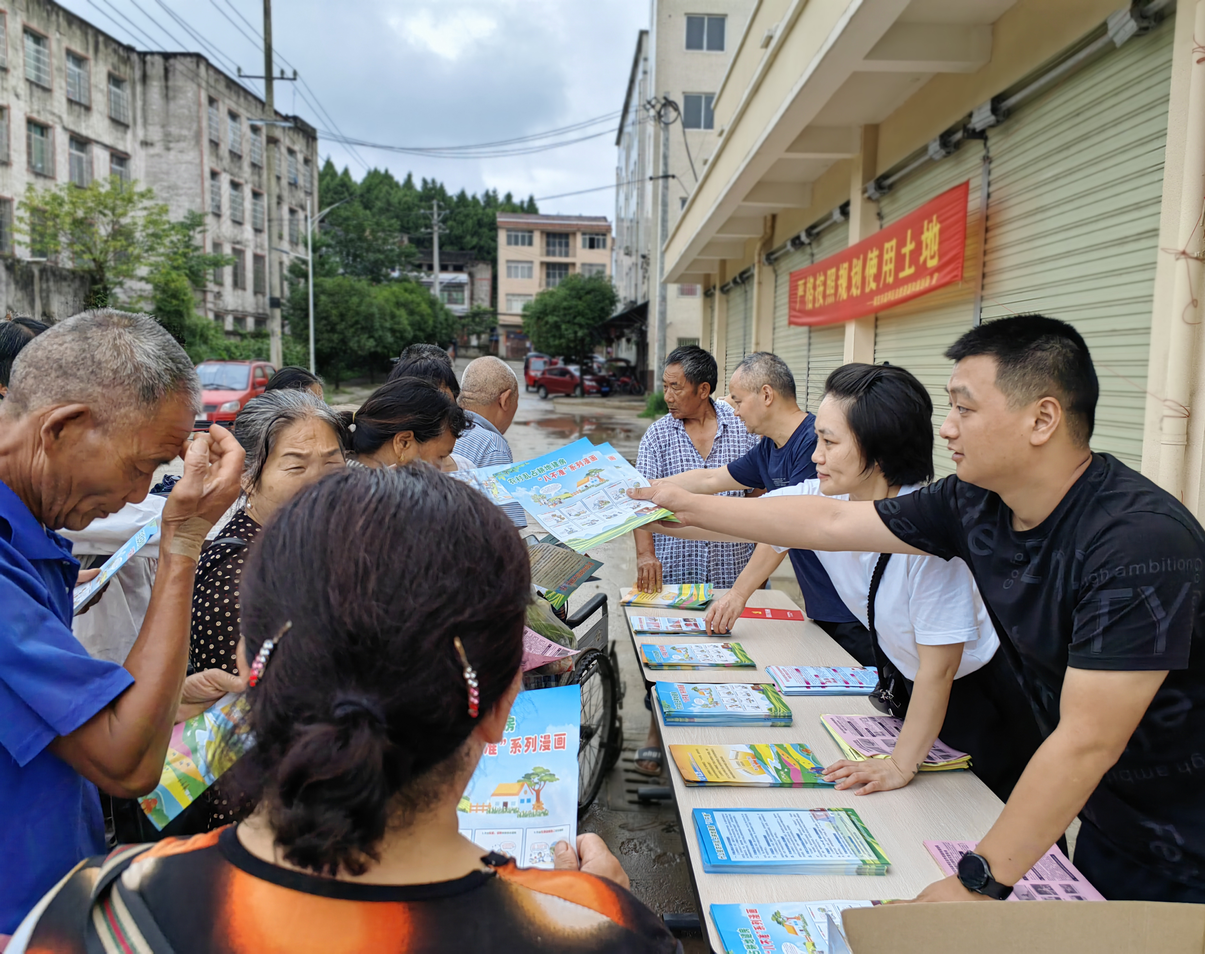 南充市高坪区全国土地日宣传活动到场镇进社区